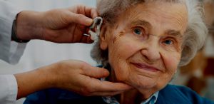 Kuulokojeen sovitusta eläkeläisrouvalle